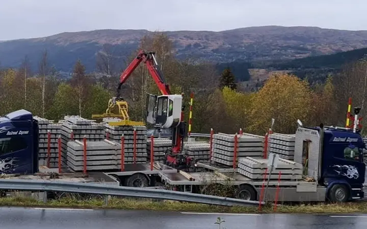 Lasting av jernbanemateriell på spotvogn med kranbil