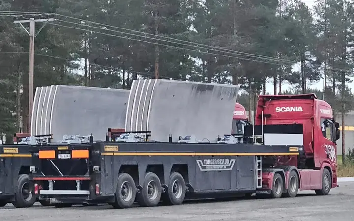 Transport av betongprodukter på semitrailer